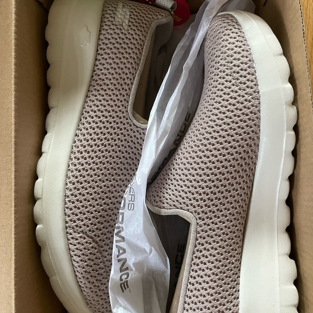 Skechers Women's Go Walk Joy Walking Shoe-size 6 (BNIB)